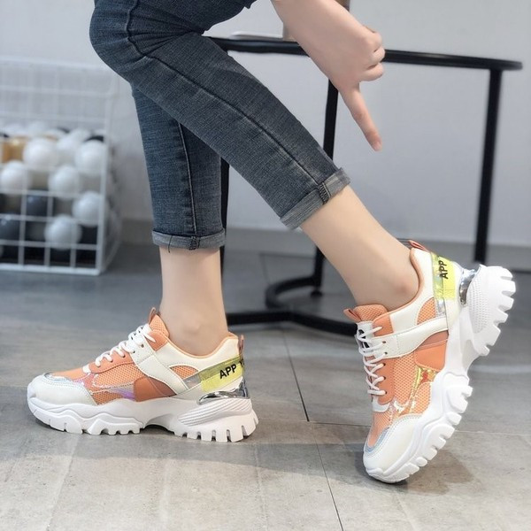 Γυναικεία μοντέρνα πάνινα παπούτσια με τραχιά σόλα