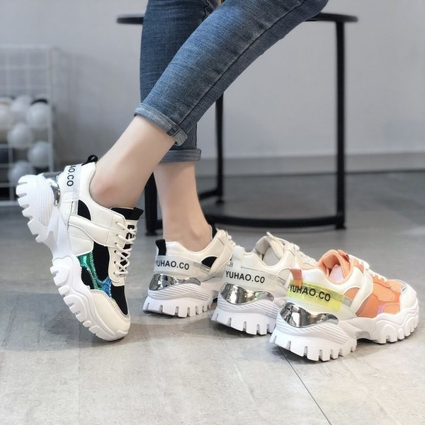 Γυναικεία μοντέρνα πάνινα παπούτσια με τραχιά σόλα