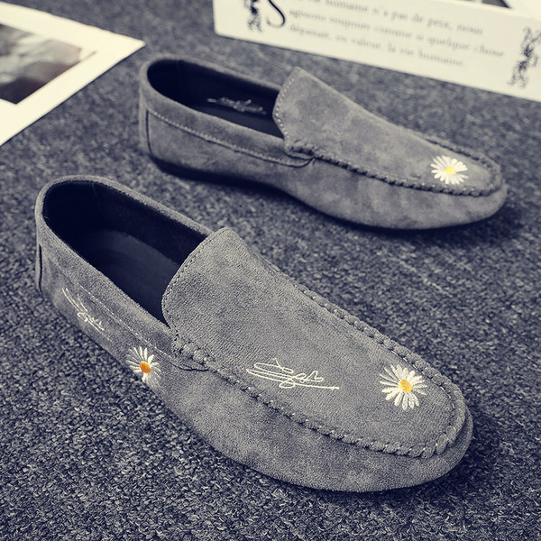 Ανδρικά μοκασίνια από οικολογικό σουέτ με κεντήματα και επίπεδη σόλα