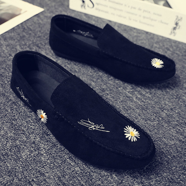 Ανδρικά μοκασίνια από οικολογικό σουέτ με κεντήματα και επίπεδη σόλα