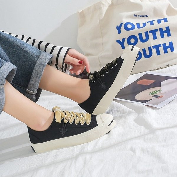 Új modell női tornacipők lapos talppal és színes nyakkendőkkel