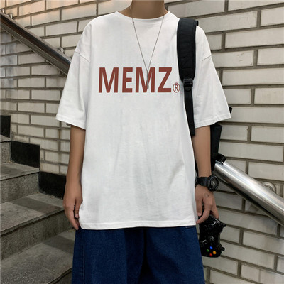 Suvine vabaaja t-särk kirjadega