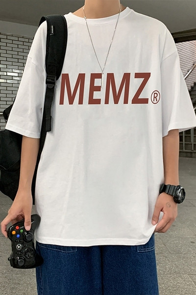 Suvine vabaaja t-särk kirjadega