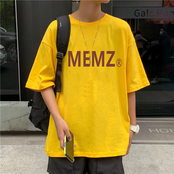 Suvine vabaaja t-särk kirjadega