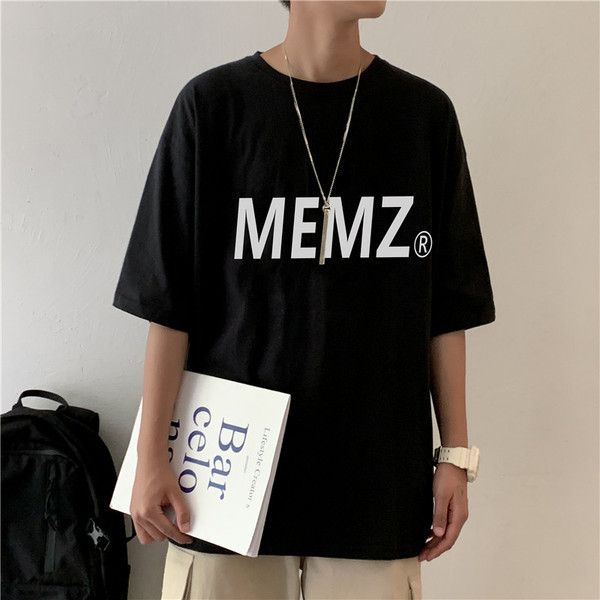 Suvine vabaaja t-särk kirjadega