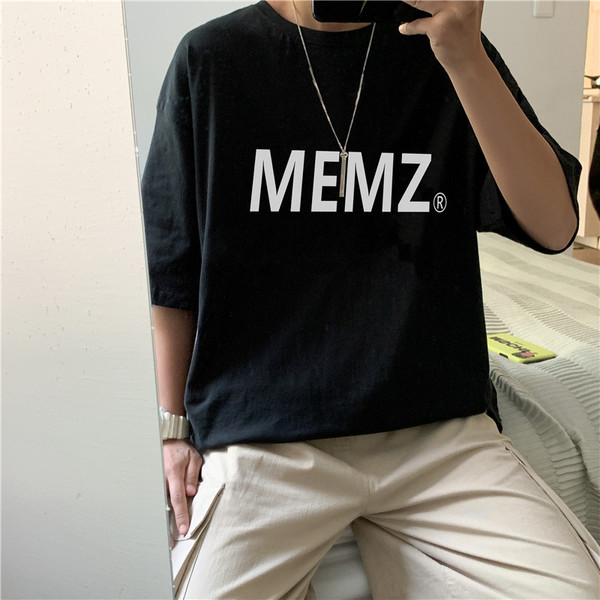 Suvine vabaaja t-särk kirjadega