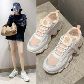 Γυναικεία μοντέρνα αθλητικά παπούτσια με χρωματιστά κεντήματα