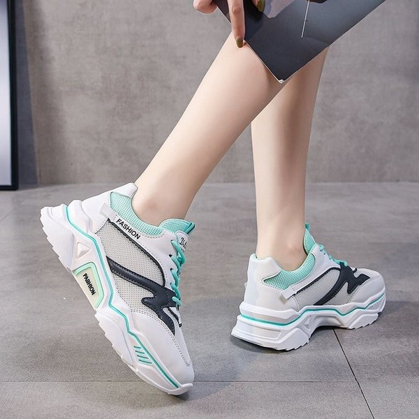 Naiste moodsad kareda tallaga tossud