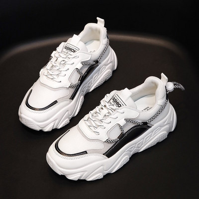 Γυναικεία αθλητικά παπούτσια από υφάσματα και οικολογικό δέρμα με τραχιά σόλα