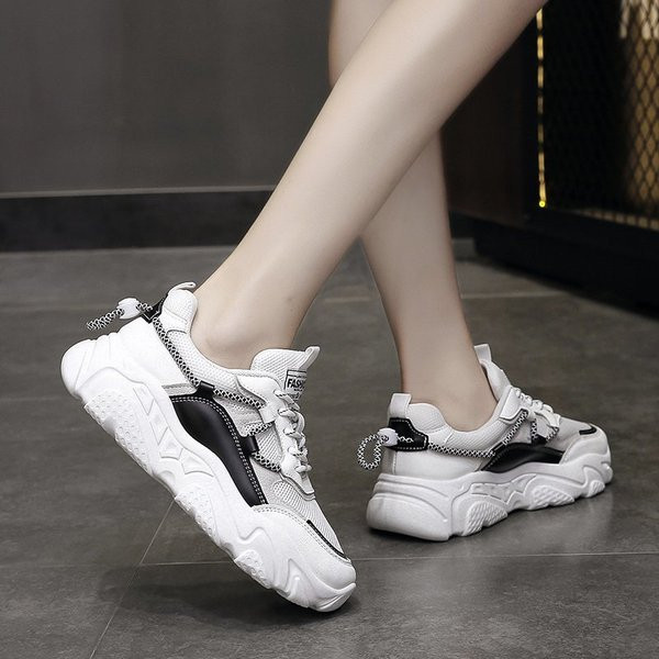 Γυναικεία αθλητικά παπούτσια από υφάσματα και οικολογικό δέρμα με τραχιά σόλα