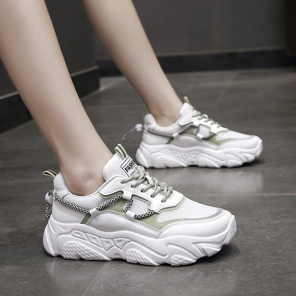 Γυναικεία αθλητικά παπούτσια από υφάσματα και οικολογικό δέρμα με τραχιά σόλα