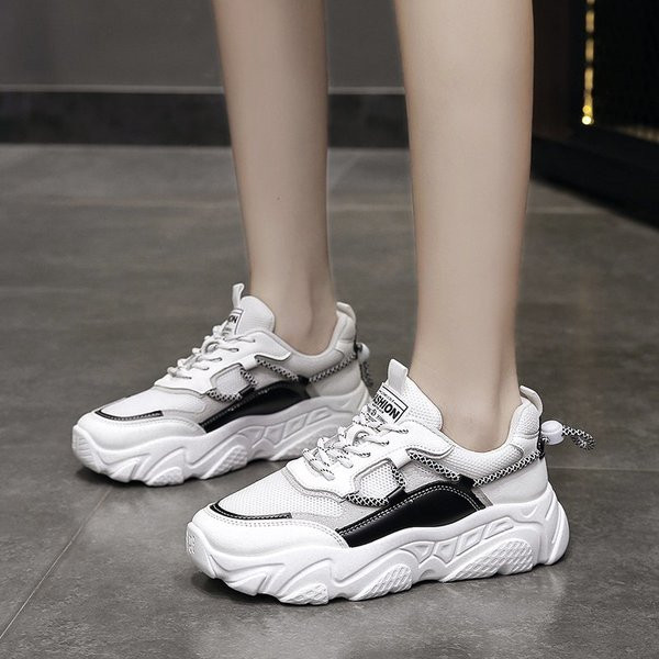 Γυναικεία αθλητικά παπούτσια από υφάσματα και οικολογικό δέρμα με τραχιά σόλα