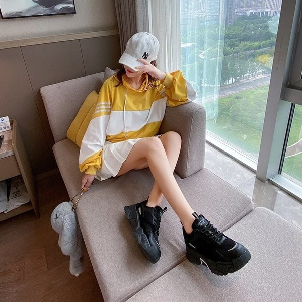 Naiste moodsad kõrge tallaga tossud