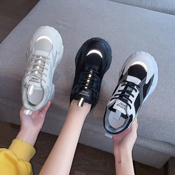 Naiste moodsad kõrge tallaga tossud