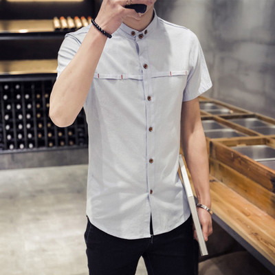 Μοντέρνο ανδρικό πουκάμισο με κλασικό γιακά και κοντά μανίκια