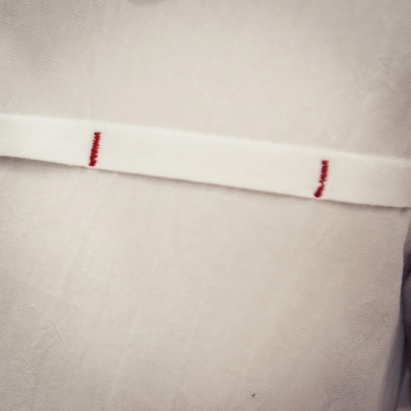 Μοντέρνο ανδρικό πουκάμισο με κλασικό γιακά και κοντά μανίκια