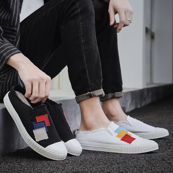 Ανδρικά μοντέρνα μοκασίνια με επίπεδη σόλα σε λευκό και μαύρο χρώμα