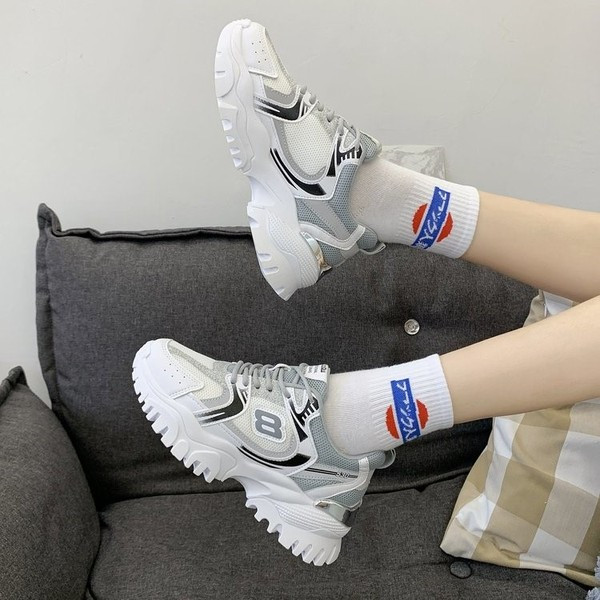 Νέο μοντέλο αθητικά παπούτσια με υψηλή τραχιά σόλα