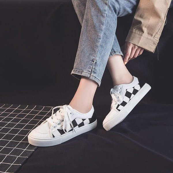 Γυναικεία αθλητικά παπούτσια με επίπεδη σόλα