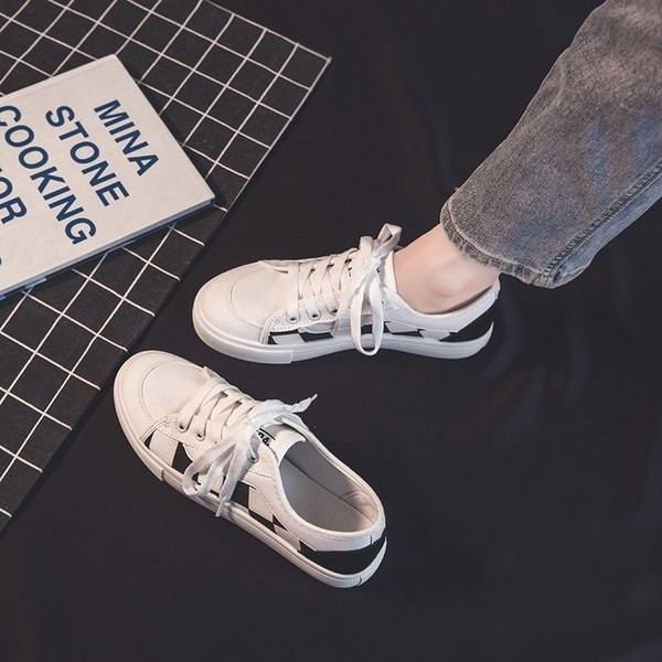 Γυναικεία αθλητικά παπούτσια με επίπεδη σόλα