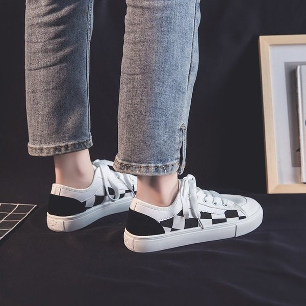 Γυναικεία αθλητικά παπούτσια με επίπεδη σόλα