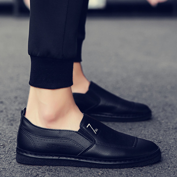 Ανδρικά έκοδερμάτινα μοκασίνια με κέντημα και επίπεδη σόλα