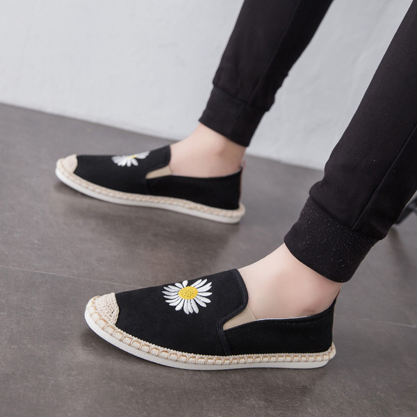 Ανδρικά μοκασίνια με κεντήματα και επίπεδη σόλα