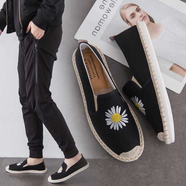 Ανδρικά μοκασίνια με κεντήματα και επίπεδη σόλα