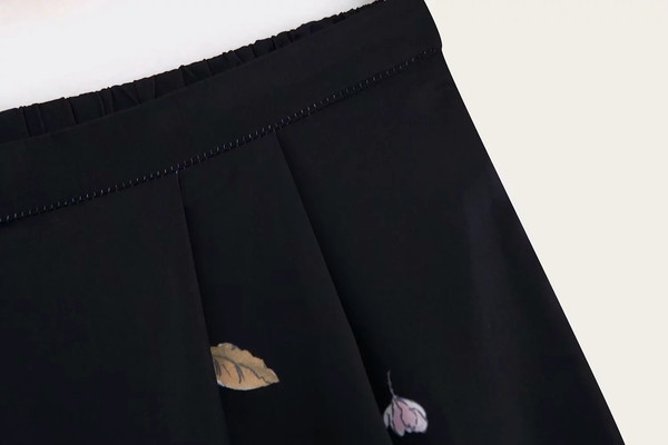 Divatos női nadrág fekete és magas derekú színben