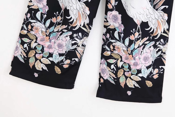 Divatos női nadrág fekete és magas derekú színben