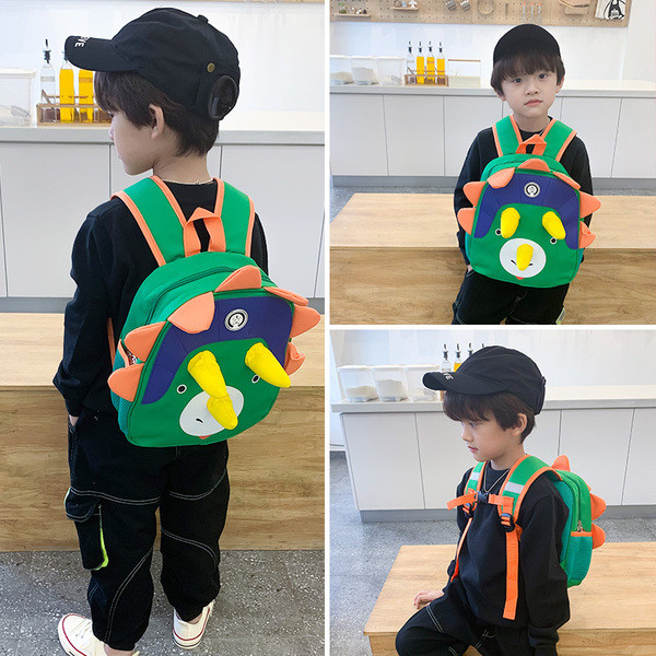 Μοντέρνο παιδικό σακίδιο με τρισδιάστατα στοιχεία κατάλληλαογια αγόρια και κορίτσια