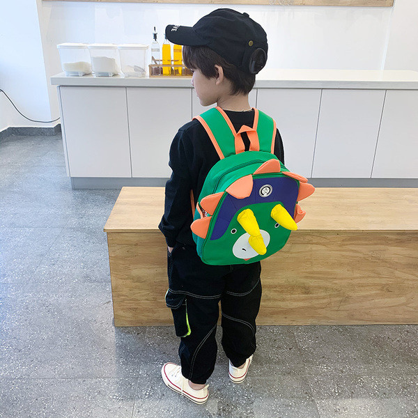 Μοντέρνο παιδικό σακίδιο με τρισδιάστατα στοιχεία κατάλληλαογια αγόρια και κορίτσια