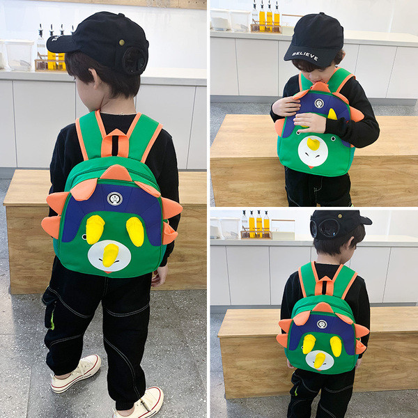 Μοντέρνο παιδικό σακίδιο με τρισδιάστατα στοιχεία κατάλληλαογια αγόρια και κορίτσια