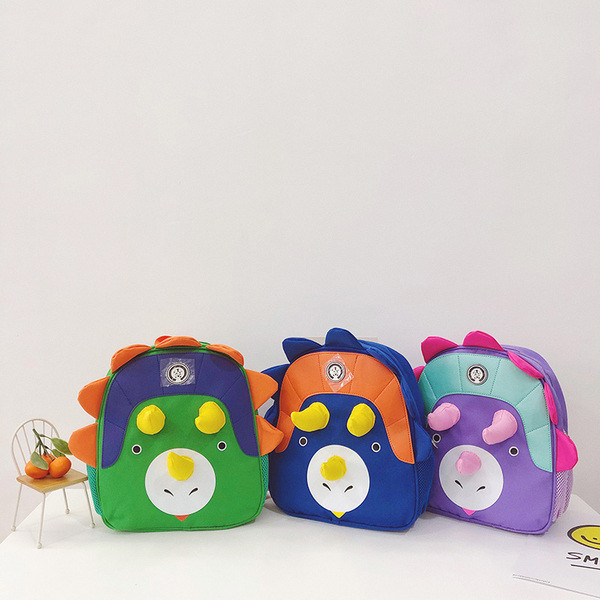 Μοντέρνο παιδικό σακίδιο με τρισδιάστατα στοιχεία κατάλληλαογια αγόρια και κορίτσια