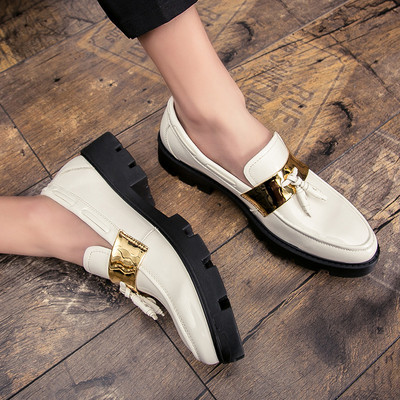 Öko bőrből készült férfi mokaszin fém elemmel fehér és fekete színben