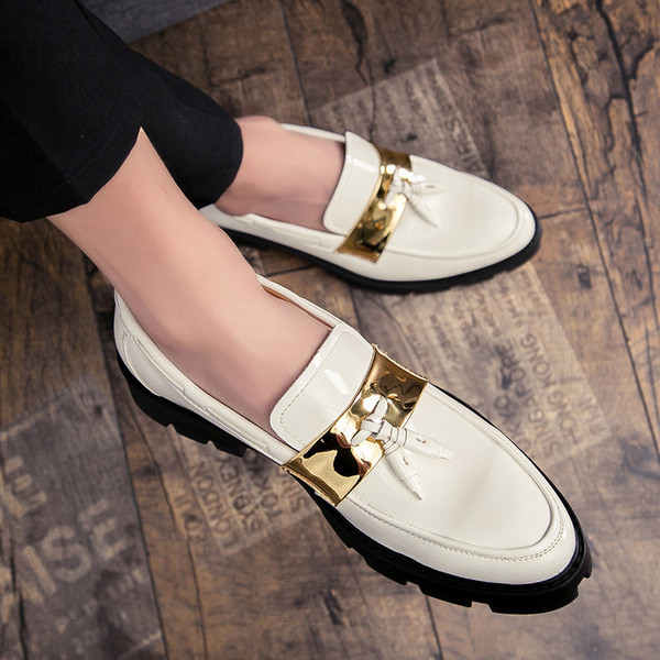 Öko bőrből készült férfi mokaszin fém elemmel fehér és fekete színben