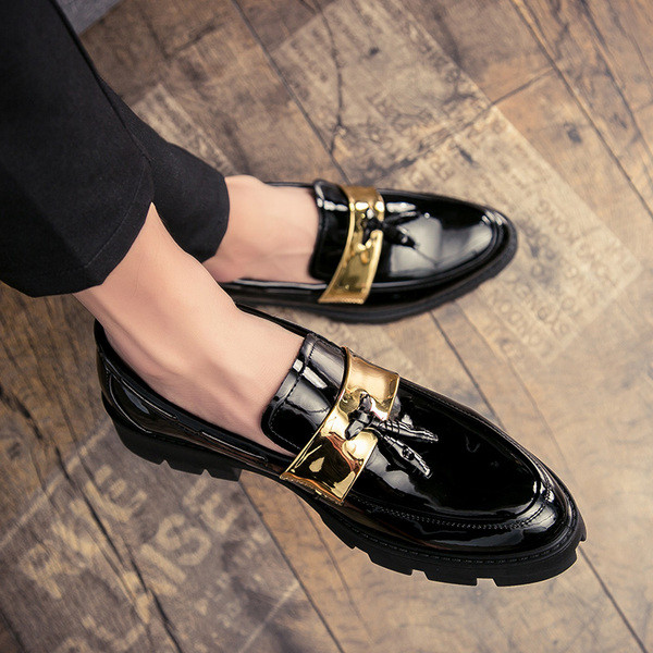 Öko bőrből készült férfi mokaszin fém elemmel fehér és fekete színben