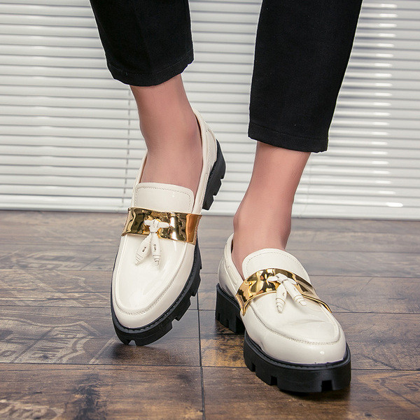 Öko bőrből készült férfi mokaszin fém elemmel fehér és fekete színben