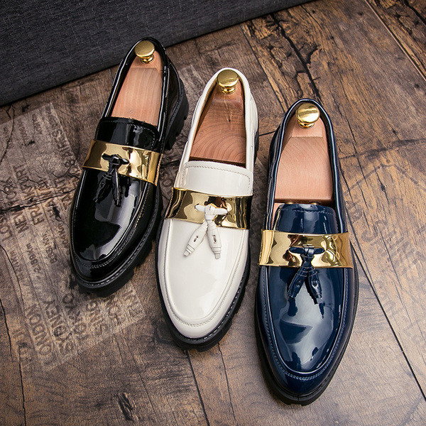 Öko bőrből készült férfi mokaszin fém elemmel fehér és fekete színben