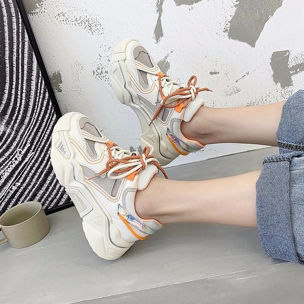 Γυναικεία αθλητικά παπούτσια με χρωματιστούς δεσμούς και πλέγμα