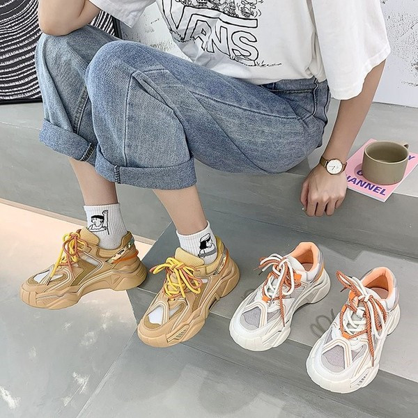 Γυναικεία αθλητικά παπούτσια με χρωματιστούς δεσμούς και πλέγμα