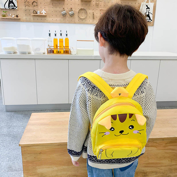 Modern gyerek hátizsák 3D elemekkel és alkalmazással