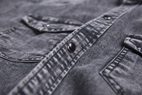 Praegune meeste särk taskute ja lühikeste varrukatega