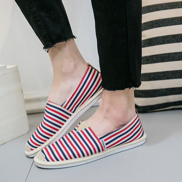 Csíkos férfi mokaszin lapos talppal