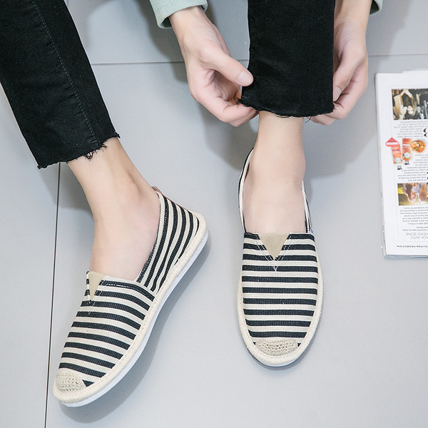 Csíkos férfi mokaszin lapos talppal