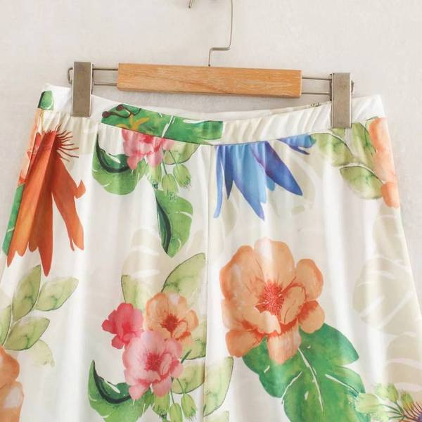 Naiste lilledega ja kummiga püksid