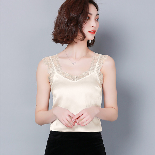 Μοντέρνο γυναικείο αμάνικο με δαντέλα και φαρδιά λουράκια