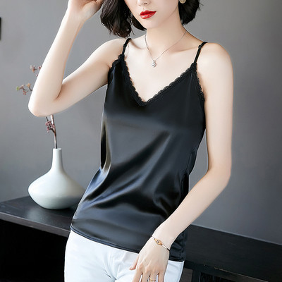 Μοντέρνα γυναικεία σατέν μπλούζα με λεπτούς ιμάντες και δαντέλα