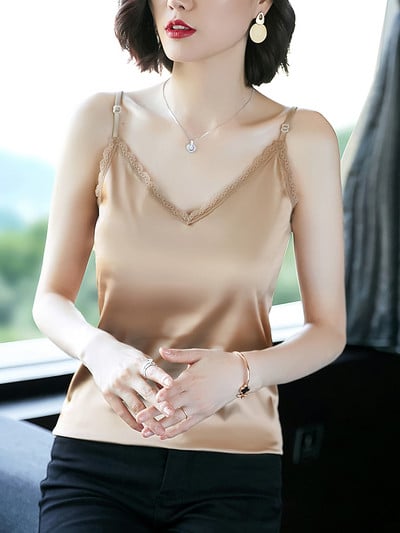 Μοντέρνα γυναικεία σατέν μπλούζα με λεπτούς ιμάντες και δαντέλα