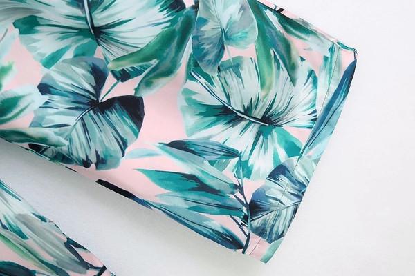 Lillemustri ja kõrge vöökohaga naiste püksid